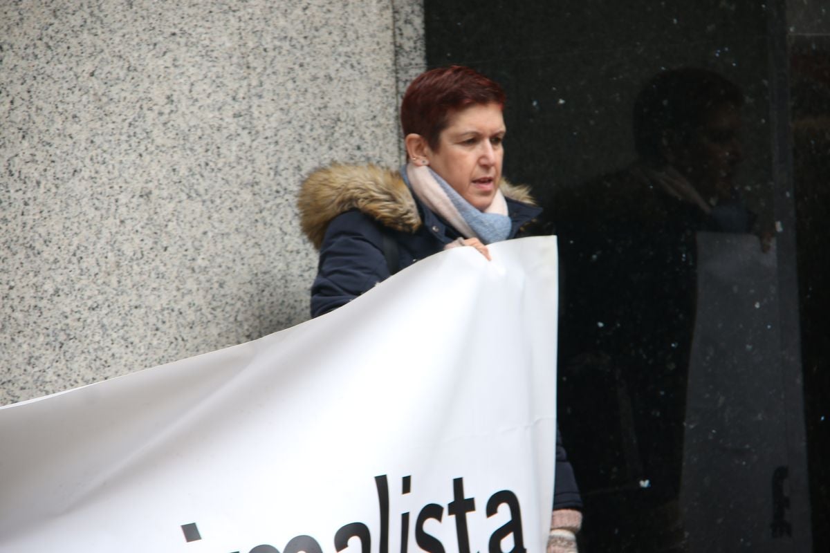 Pacma León se ha concentrado este domingo frente a las puertas del Ayuntamiento de León para exigir al Gobierno un cambio en la ley de protección animal.