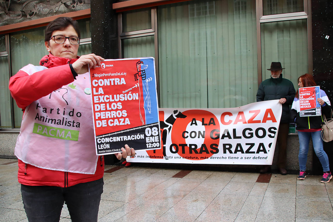 Pacma León se ha concentrado este domingo frente a las puertas del Ayuntamiento de León para exigir al Gobierno un cambio en la ley de protección animal.