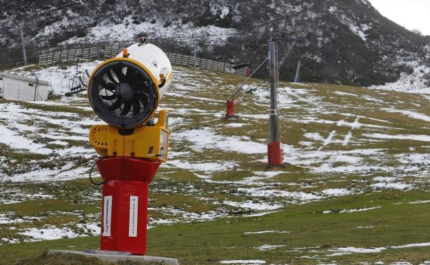 León despide sus segundas navidades del último lustro sin nieve en las estaciones de esquí