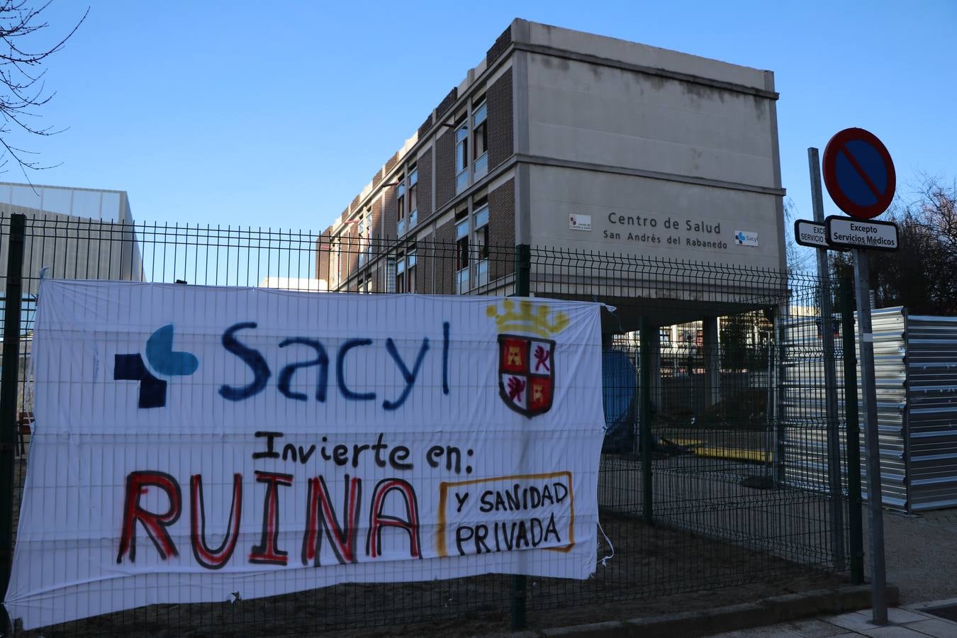 Los vecinos han convocado una manifestación este viernes frente a la gerencia de atención primaria de León