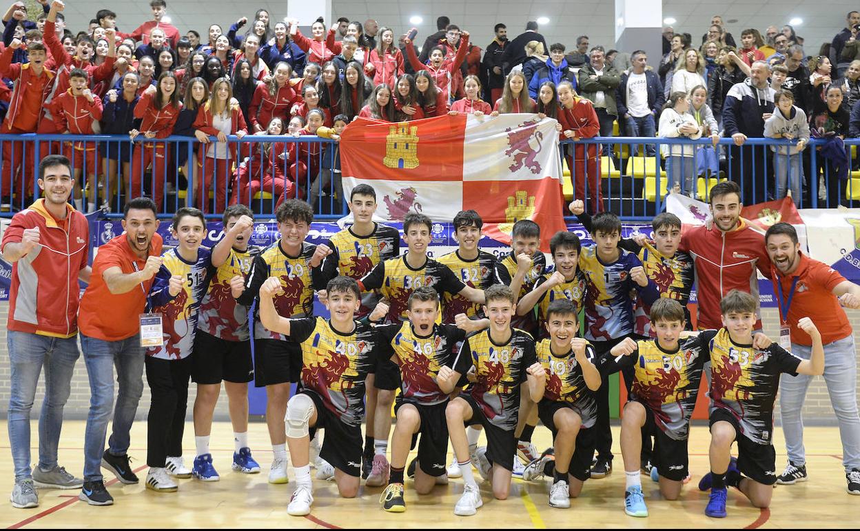 El equipo infantil masculino, entrenado por el leonés Guillermo Algorri, celebra su medalla de bronce.