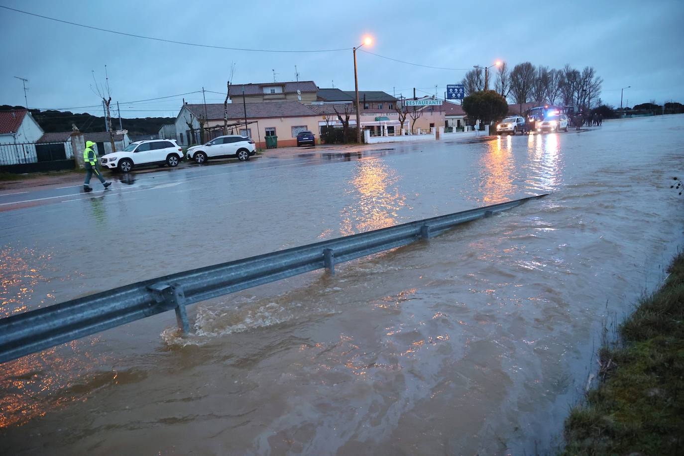 La carretera que une la N-620 con la localidad de Aldehuela de la Bóveda se encuentra cortada por el agua.