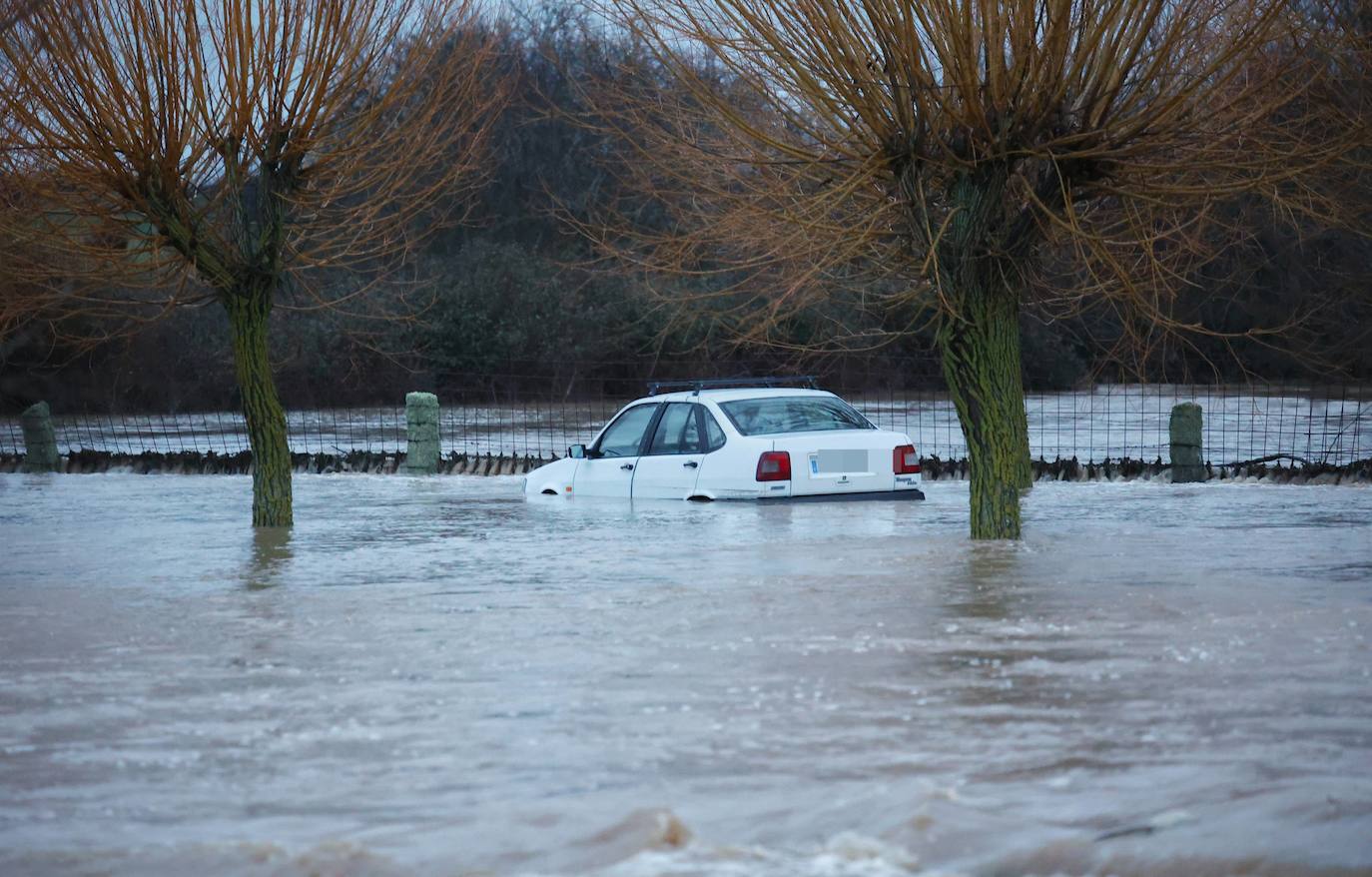 La carretera que une la N-620 con la localidad de Aldehuela de la Bóveda se encuentra cortada por el agua.