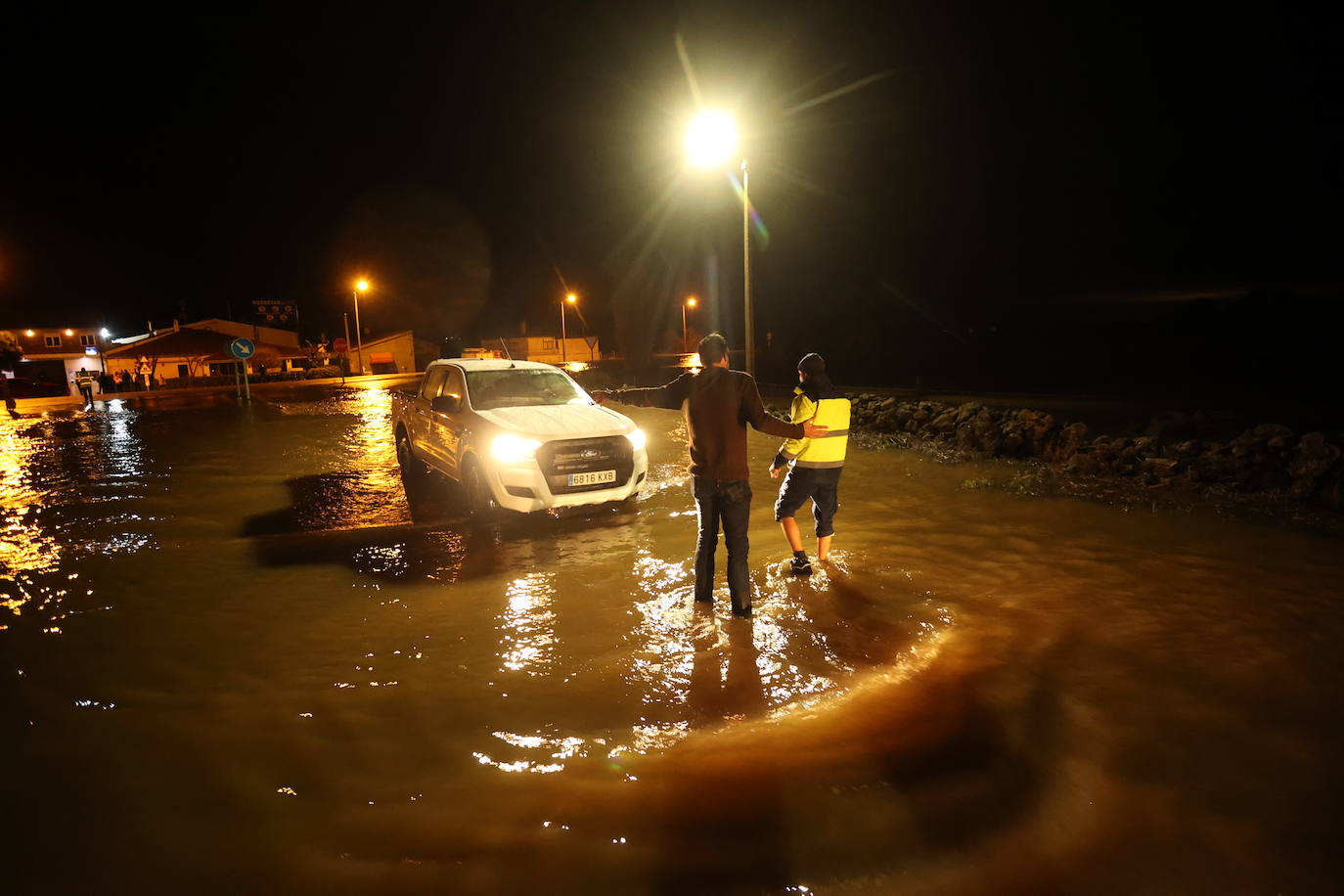 La carretera que une la N-620 con la localidad de Aldehuela de la Bóveda se encuentra cortada por el agua.