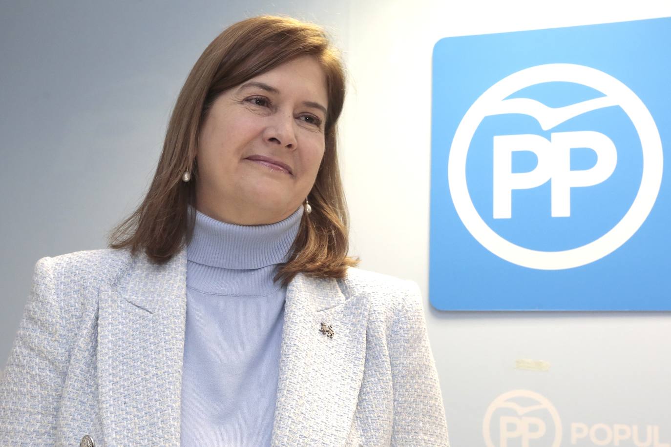 La presidenta provincial del PP, Ester Muñoz, presenta a la candidata a la Alcaldía de León, Margarita Torres.