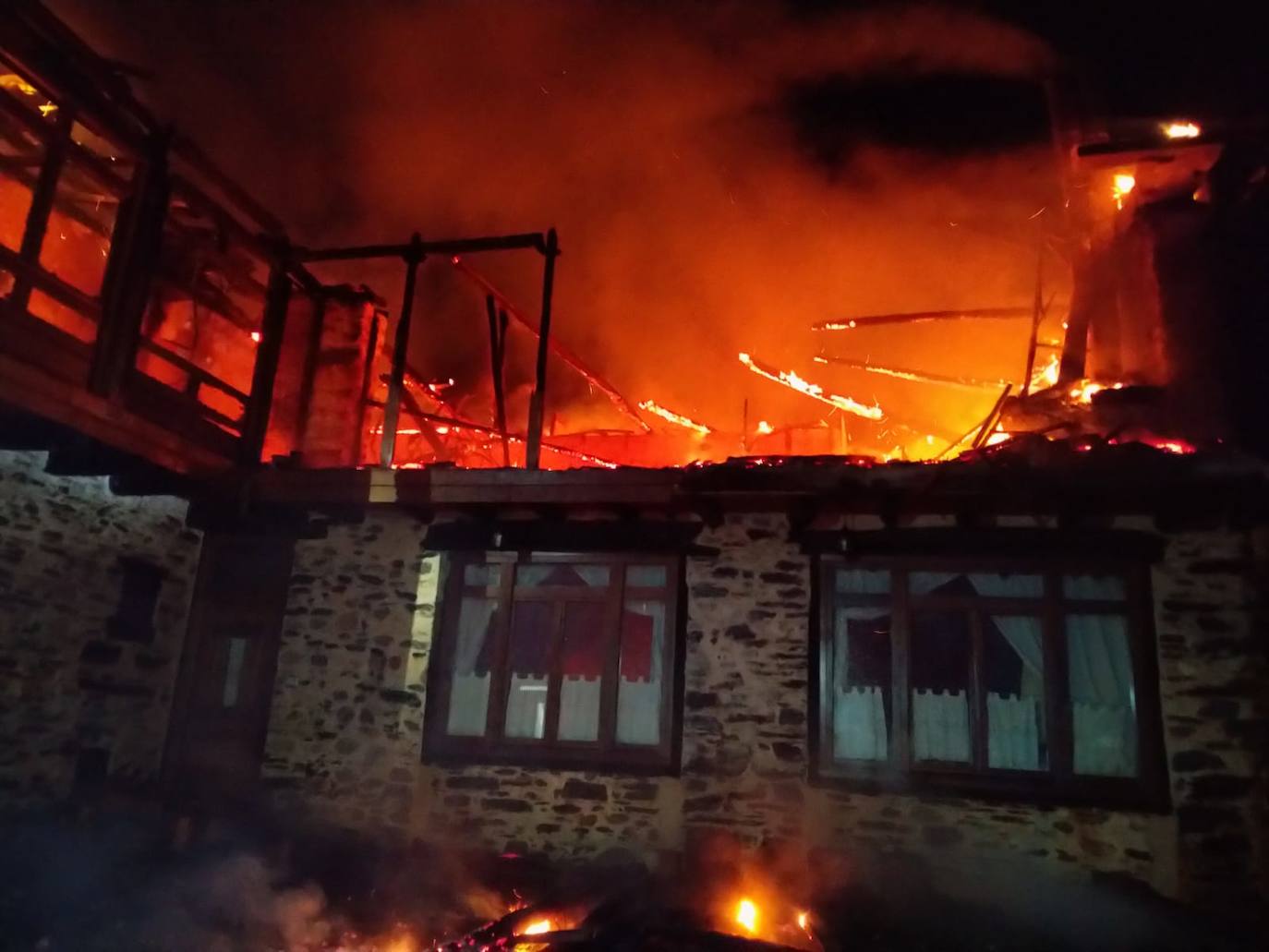 Incendio en una vivienda en la localidad de Castroquilame.