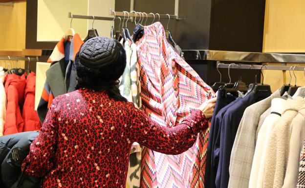 Galería. Una mujer en una tienda durante las rebajas de invierno.