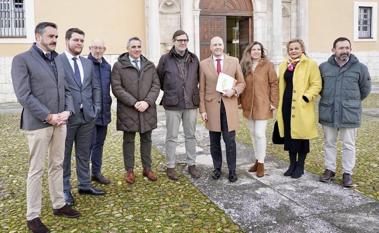 Los procuradores del grupo parlamentario Vox registran en la Consejería de Cultura, Turismo y Deportes el listado de bienes a incluir dentro del Inventario de Bienes del Patrimonio Cultural de Castilla y León.