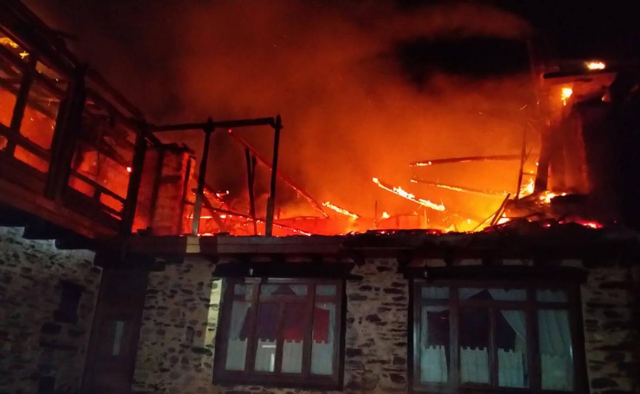 Actuación de los bomberos de Ponferrada en la extinción de la viivenda en Puente de Domingo Flórez.