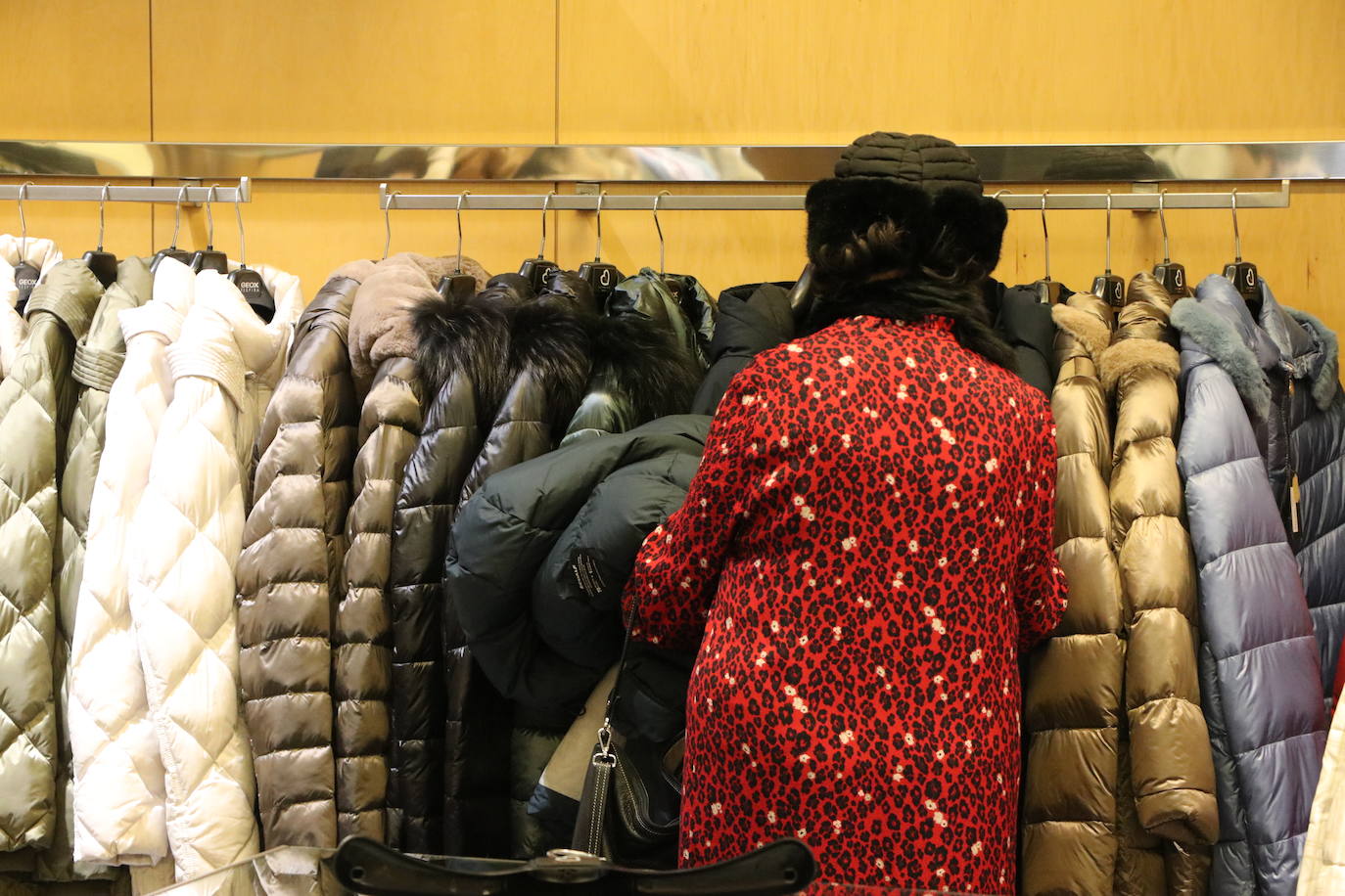 La campaña se prolongará hasta finales de febrero y el comercio textil espera la bajada de temperaturas y llegada de nieves para dar salida al stock de ropa invernal | La vuelta a la normalidad tras la pandemia impulsa las ventas en una buena campaña de Navidad.