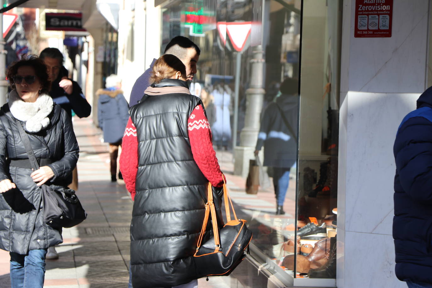 La campaña se prolongará hasta finales de febrero y el comercio textil espera la bajada de temperaturas y llegada de nieves para dar salida al stock de ropa invernal | La vuelta a la normalidad tras la pandemia impulsa las ventas en una buena campaña de Navidad.