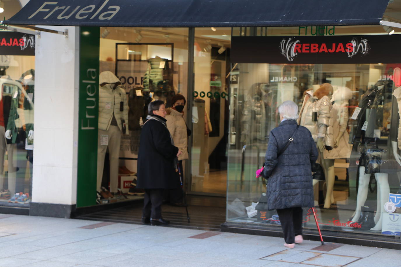 La campaña se prolongará hasta finales de febrero y el comercio textil espera la bajada de temperaturas y llegada de nieves para dar salida al stock de ropa invernal | La vuelta a la normalidad tras la pandemia impulsa las ventas en una buena campaña de Navidad.