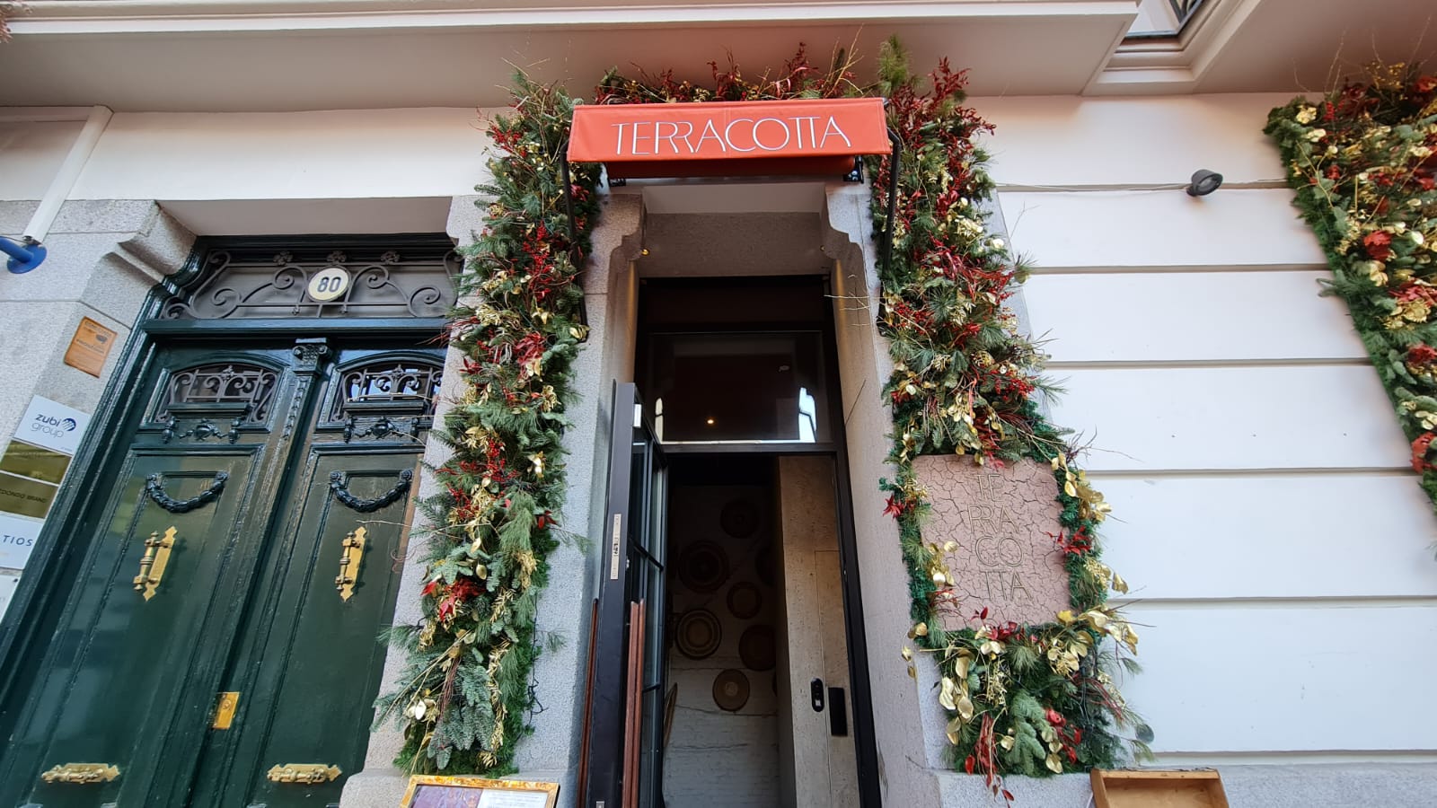 El leonés Ignacio Sánchez crea un universo gastronómico en pleno barrio de Salamanca. El éxito convierte a su local en uno de los centros de restauración de referencia en la capital de España. Un año de actividad consolida la experiencia. 