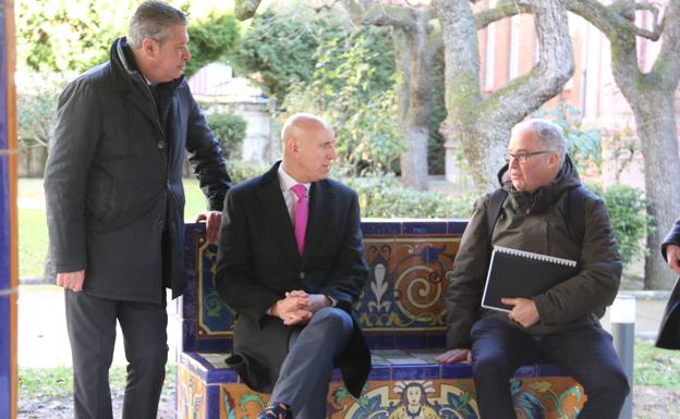 José Antonio Diez, durante un acto público este mismo miércoles en la ciudad de León, conversa con el concejal de Urbanismo y el arquitecto municipal.