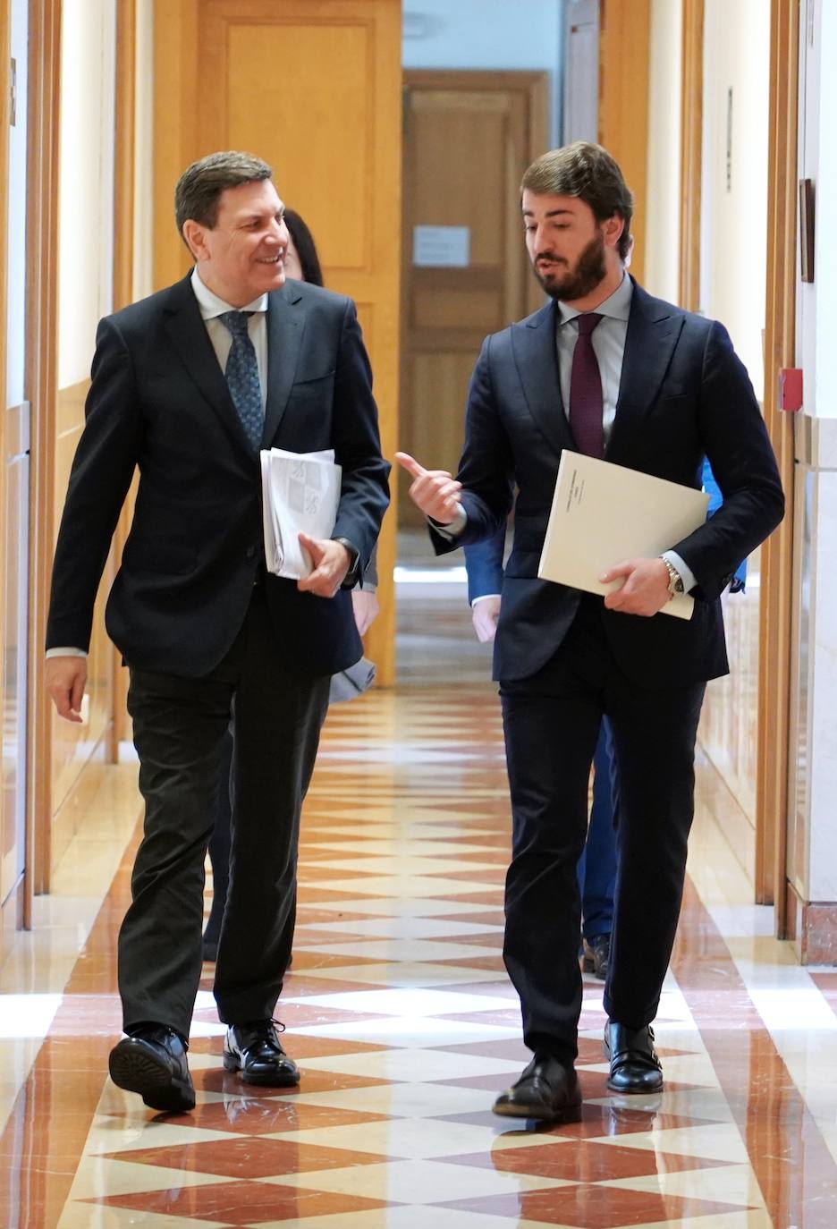 El vicepresidente de la Junta de Castilla y León, Juan García-Gallardo, y el consejero de Economía y Hacienda y portavoz, Carlos Fernández Carriedo, comparecen en rueda de prensa posterior al Consejo de Gobierno.