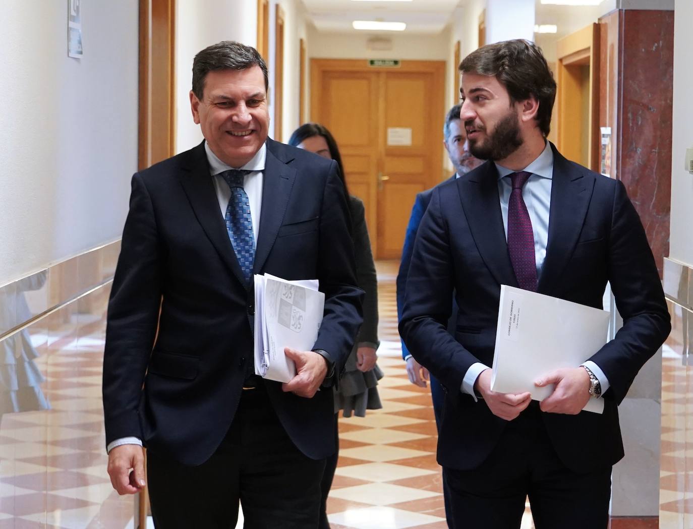 El vicepresidente de la Junta de Castilla y León, Juan García-Gallardo, y el consejero de Economía y Hacienda y portavoz, Carlos Fernández Carriedo, comparecen en rueda de prensa posterior al Consejo de Gobierno.