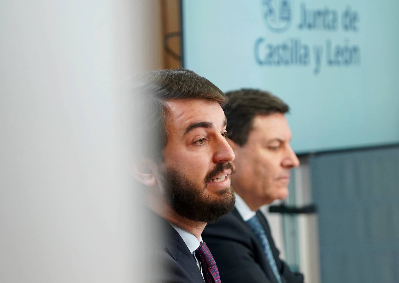 El vicepresidente de la Junta de Castilla y León, Juan García-Gallardo, y el consejero de Economía y Hacienda y portavoz, Carlos Fernández Carriedo, comparecen en rueda de prensa posterior al Consejo de Gobierno.