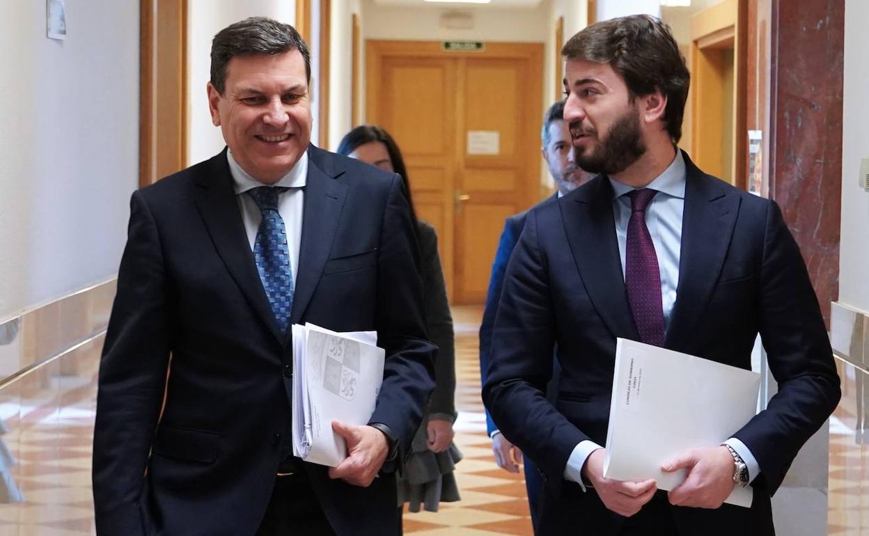 El vicepresidente de la Junta de Castilla y León, Juan García-Gallardo, y el consejero de Economía y Hacienda y portavoz, Carlos Fernández Carriedo, comparecen en rueda de prensa posterior al Consejo de Gobierno.