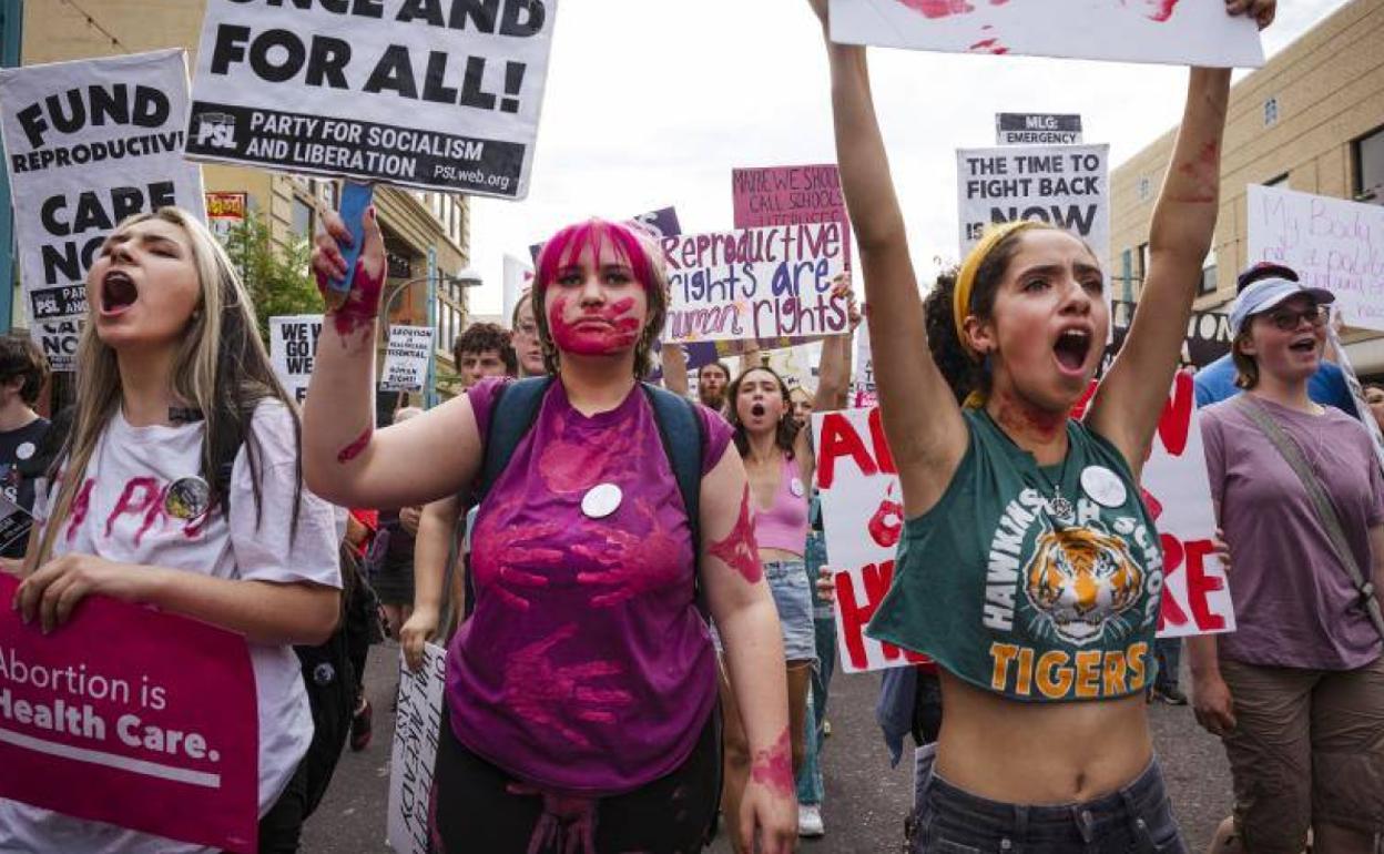 Un grupo de mujeres protesta en Albuquerque por el derecho a abortar. 