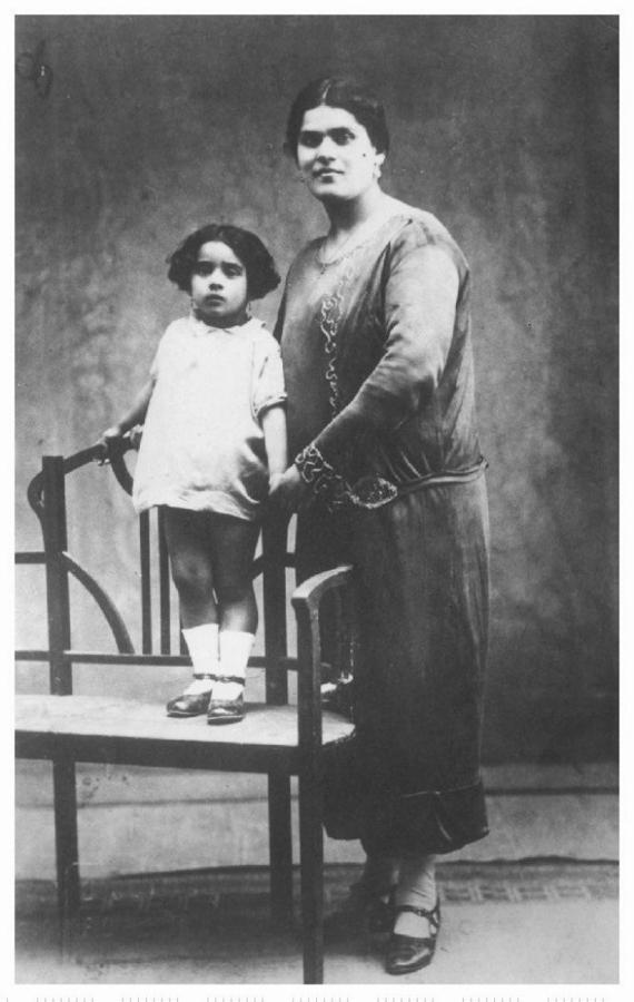 Lola Flores junto a su madre, Rosario Ruiz. Hija de una costurera y del dueño de un tabanco jerezano, la pequeña Lola creció bailando entre las mesas del local y debutó en el teatro de la localidad gaditana como 'Lolita Flores, Imperio de Jerez'. Siempre presumió de sangre gitana, pero nunca estuvo claro que lo fuera.