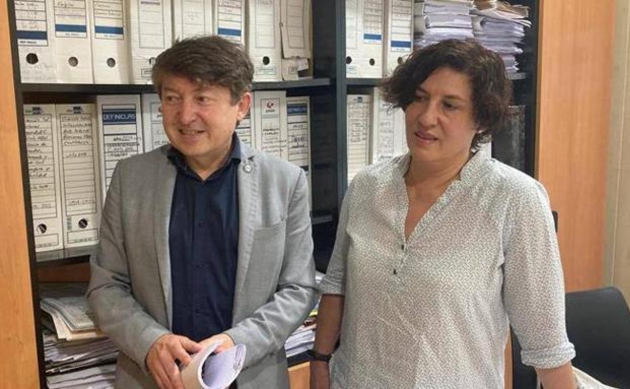 Los concejales de USE Bierzo, Samuel Folgueral y Cristina López.