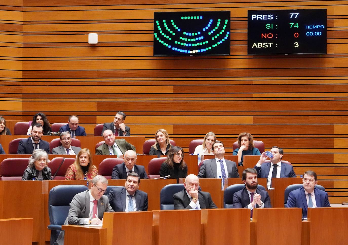 El presidente de la Junta Alfonso Fernández Mañueco conversa con los viceportavoces parlamentarios Raúl de la Hoz y Ángel Ibáñez en el Pleno extraordinario de las Cortes.