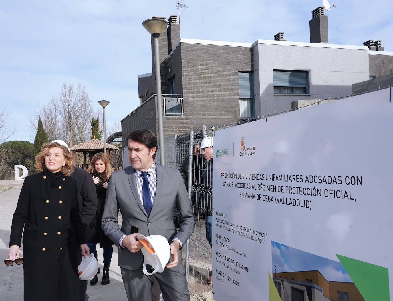 El consejero de Medio Ambiente, Vivienda y Ordenación del Territorio, Juan Carlos Suárez-Quiñones, visita las obras de la promoción de viviendas protegidas unifamiliares que construye la Junta en Viana de Cega.