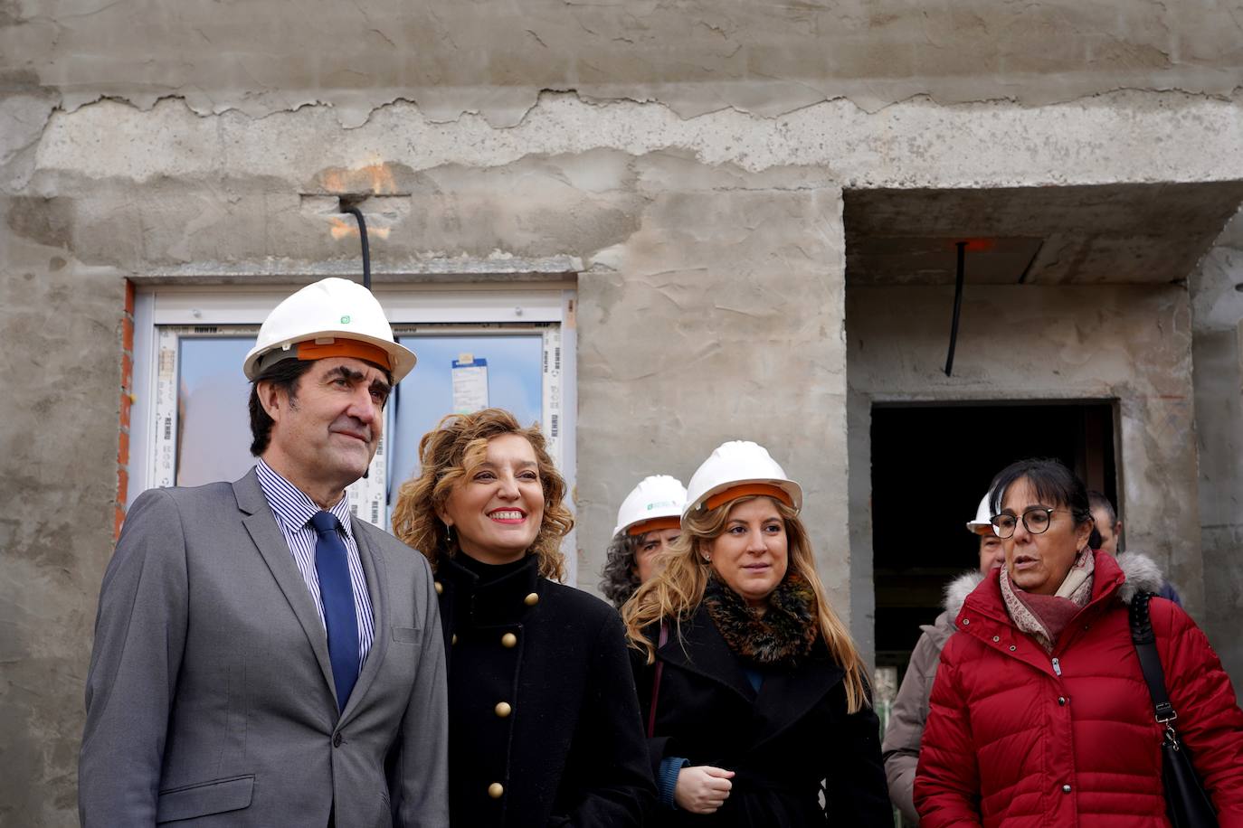 El consejero de Medio Ambiente, Vivienda y Ordenación del Territorio, Juan Carlos Suárez-Quiñones, visita las obras de la promoción de viviendas protegidas unifamiliares que construye la Junta en Viana de Cega.