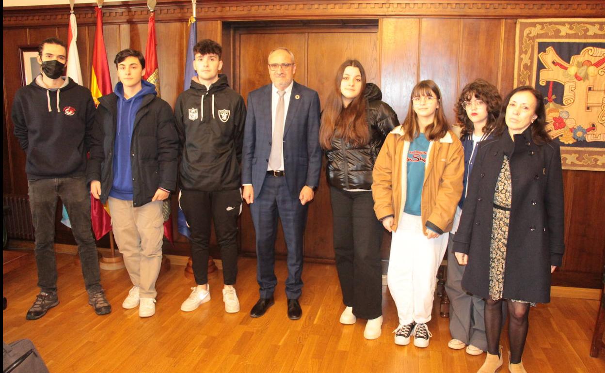 Los alumnos del IES Gil y Carrasco junto al alcalde en su visita al Ayuntamiento.