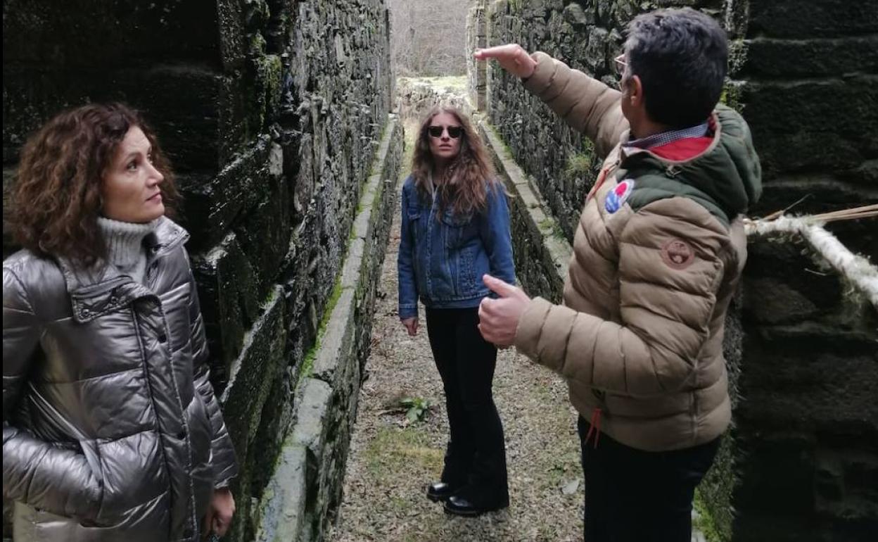 La delegada territorial, Ester Muñoz (C), en su visita a Candín.
