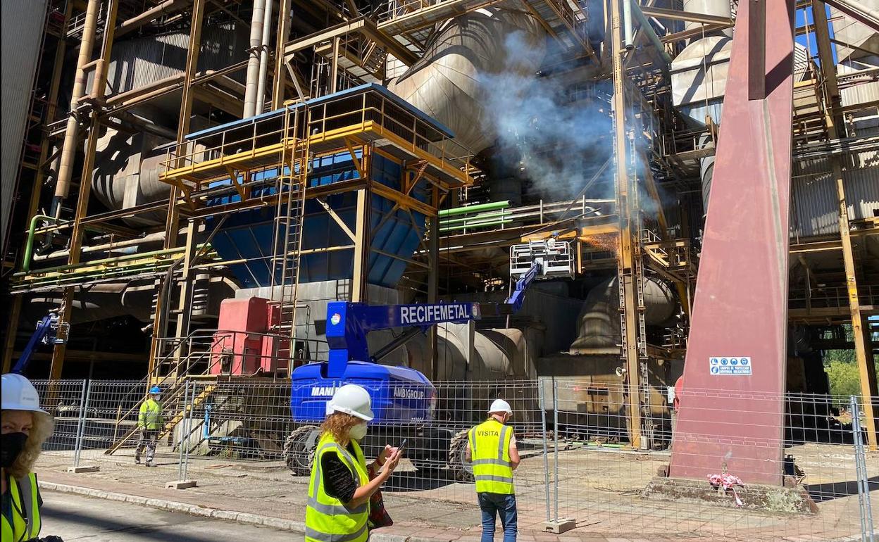 Labores de desmantelamiento de la central de Compostilla II en Cubillos del Sil. 