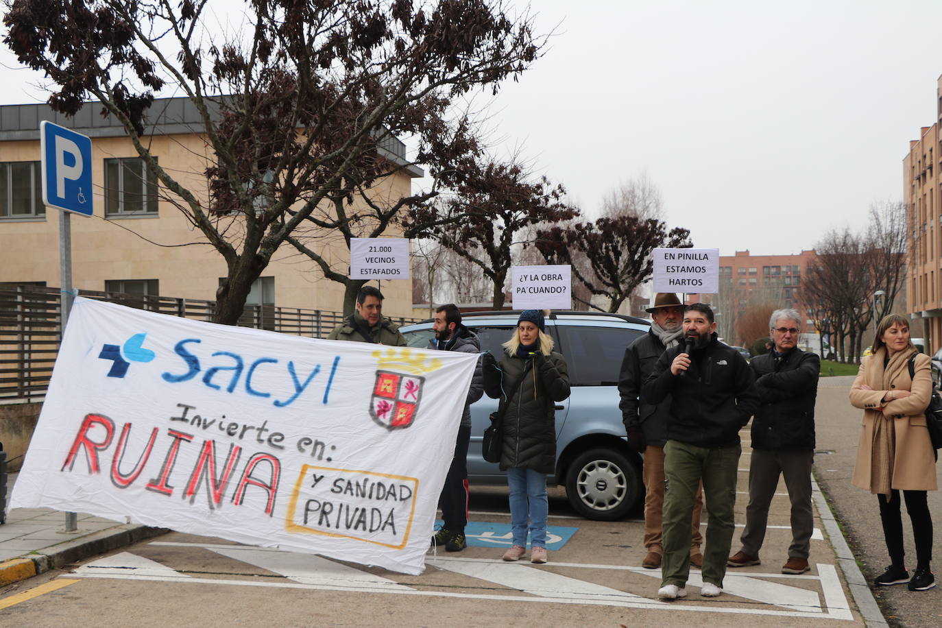 Medio centenar de personas, entre los que se encontraban políticos del PSOE y UPL se manifiestan frente a la gerencia territorial de salud para exigir un nuevo centro de salud en el barrio de Pinilla