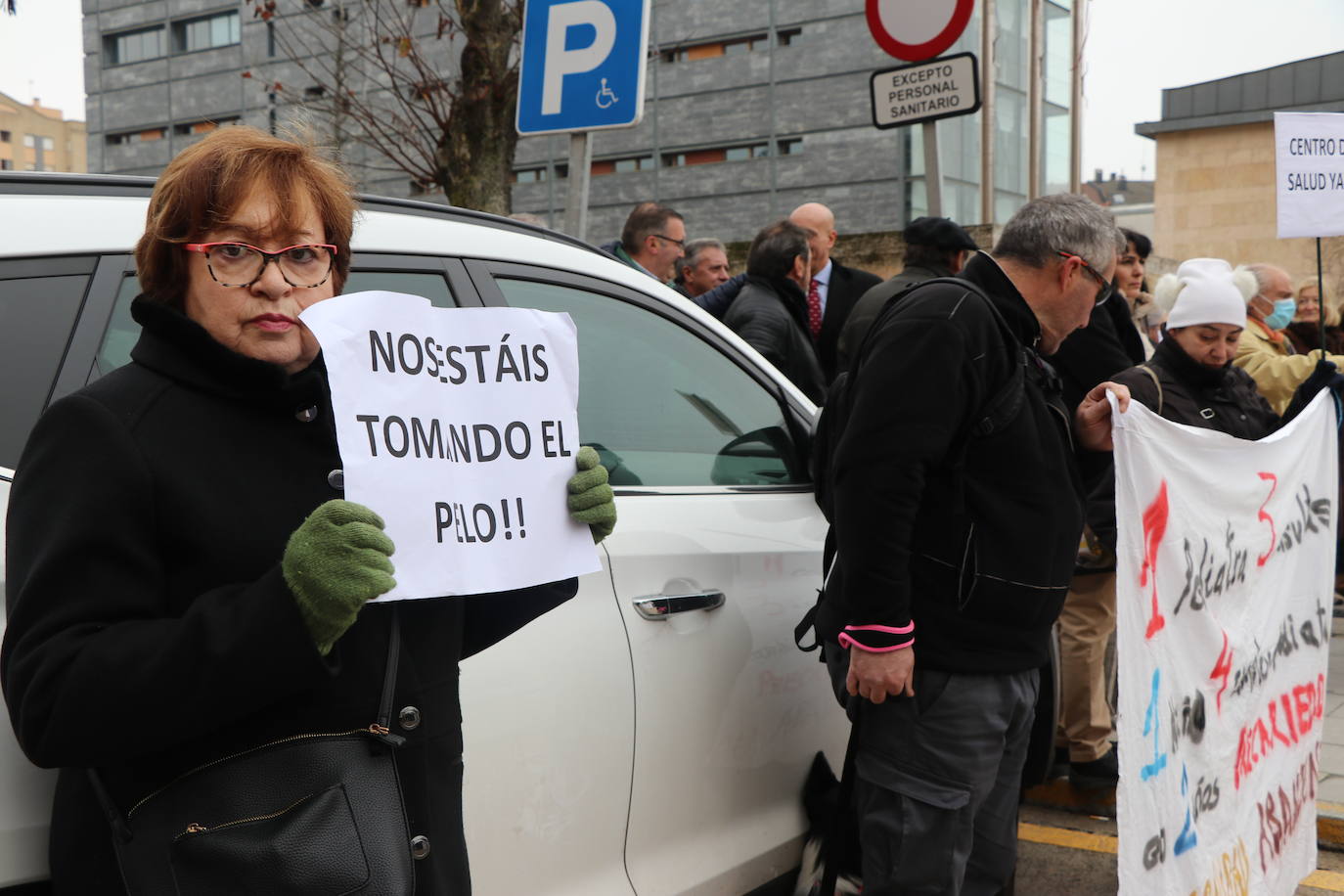 Medio centenar de personas, entre los que se encontraban políticos del PSOE y UPL se manifiestan frente a la gerencia territorial de salud para exigir un nuevo centro de salud en el barrio de Pinilla