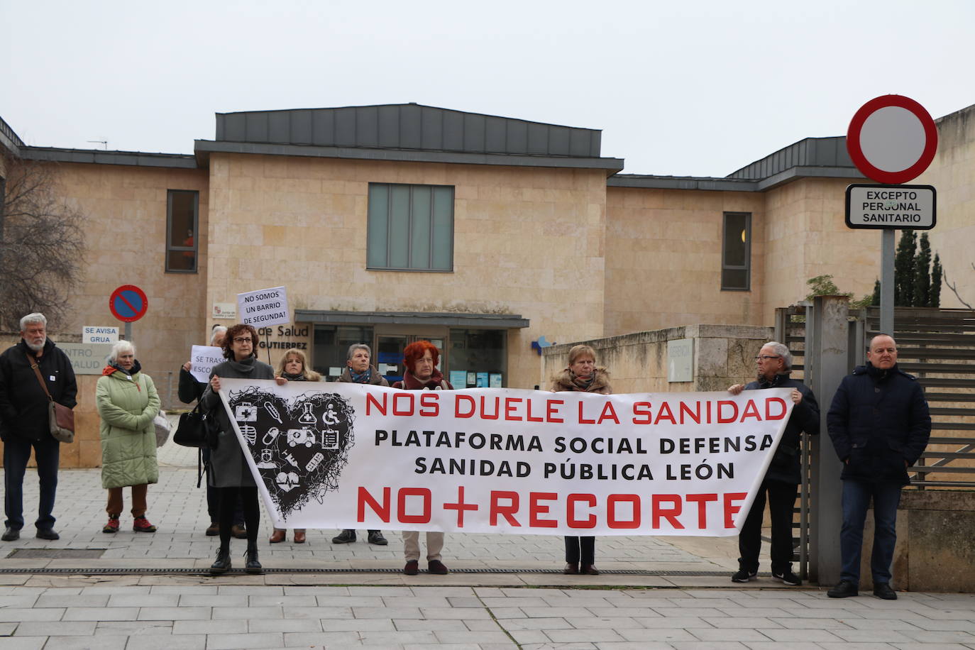 Medio centenar de personas, entre los que se encontraban políticos del PSOE y UPL se manifiestan frente a la gerencia territorial de salud para exigir un nuevo centro de salud en el barrio de Pinilla