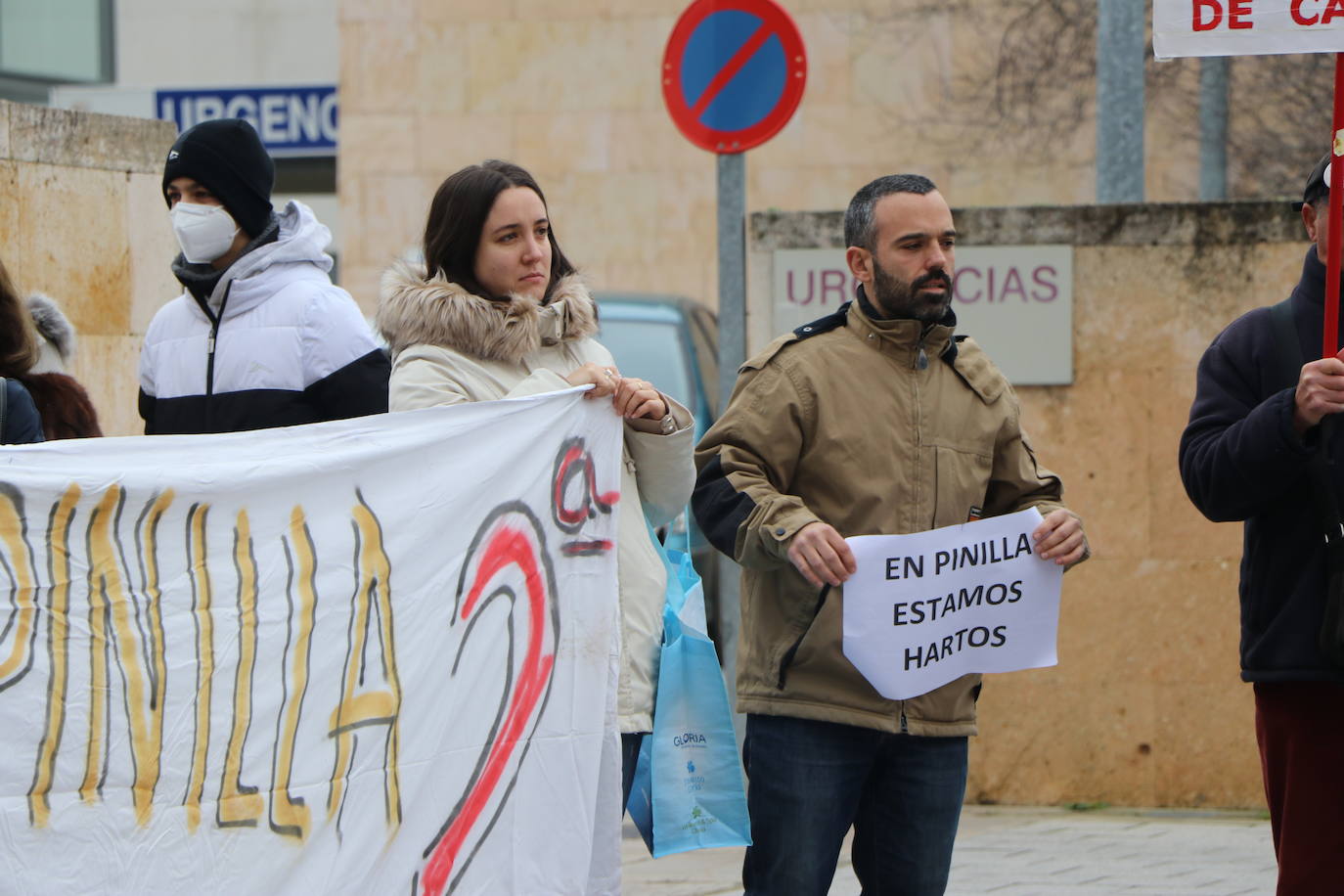 Medio centenar de personas, entre los que se encontraban políticos del PSOE y UPL se manifiestan frente a la gerencia territorial de salud para exigir un nuevo centro de salud en el barrio de Pinilla