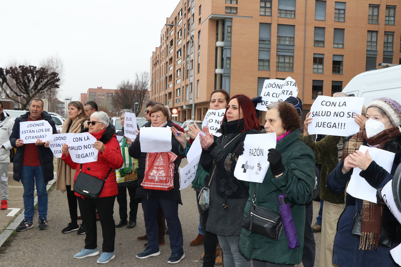 Medio centenar de personas, entre los que se encontraban políticos del PSOE y UPL se manifiestan frente a la gerencia territorial de salud para exigir un nuevo centro de salud en el barrio de Pinilla