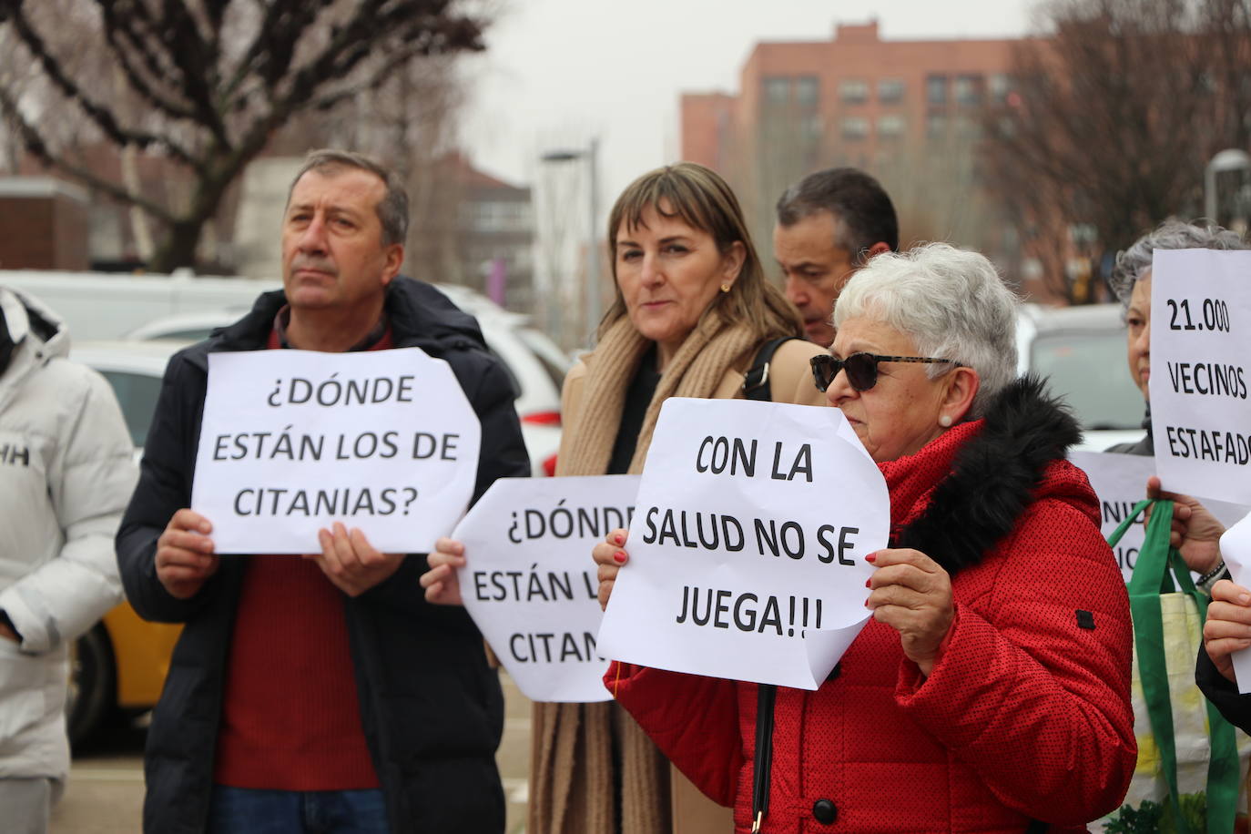 Medio centenar de personas, entre los que se encontraban políticos del PSOE y UPL se manifiestan frente a la gerencia territorial de salud para exigir un nuevo centro de salud en el barrio de Pinilla