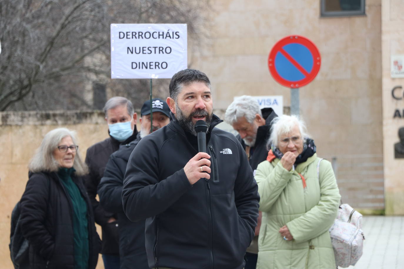 Medio centenar de personas, entre los que se encontraban políticos del PSOE y UPL se manifiestan frente a la gerencia territorial de salud para exigir un nuevo centro de salud en el barrio de Pinilla