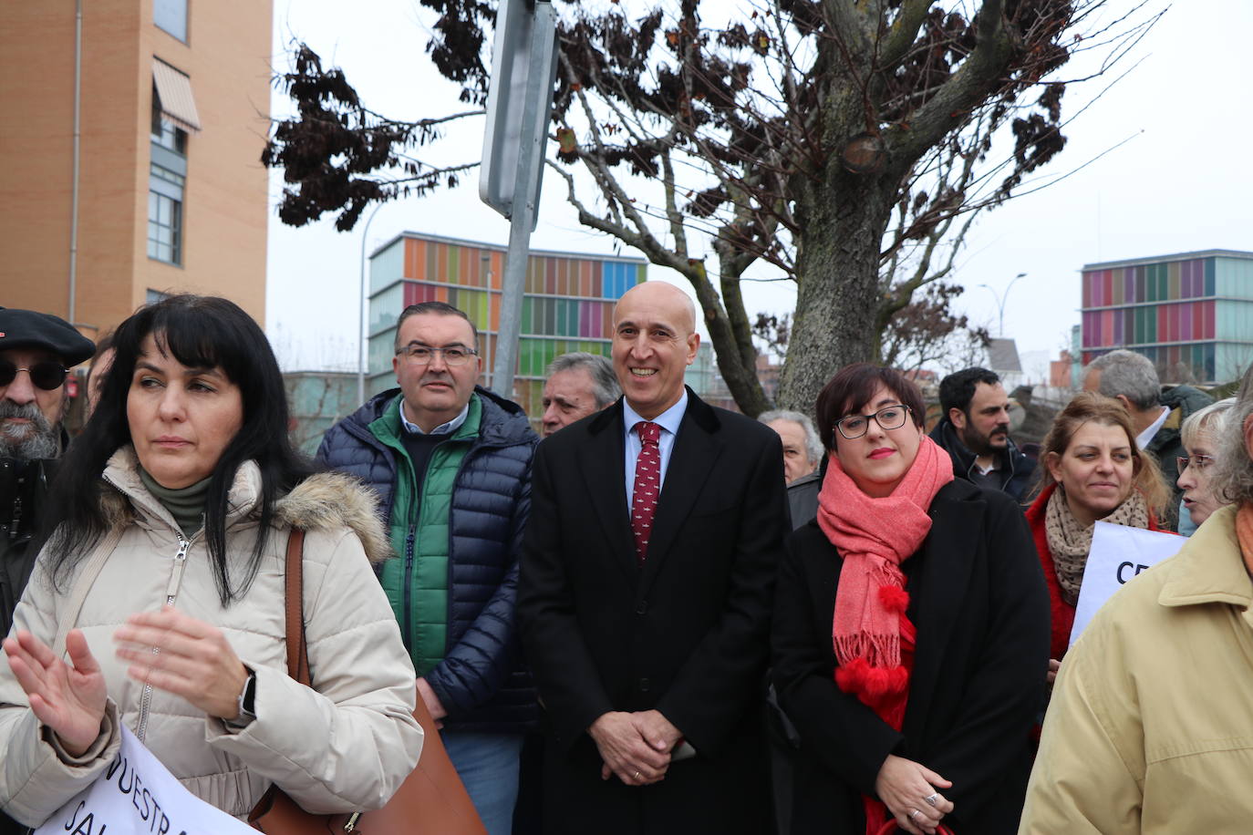 Medio centenar de personas, entre los que se encontraban políticos del PSOE y UPL se manifiestan frente a la gerencia territorial de salud para exigir un nuevo centro de salud en el barrio de Pinilla