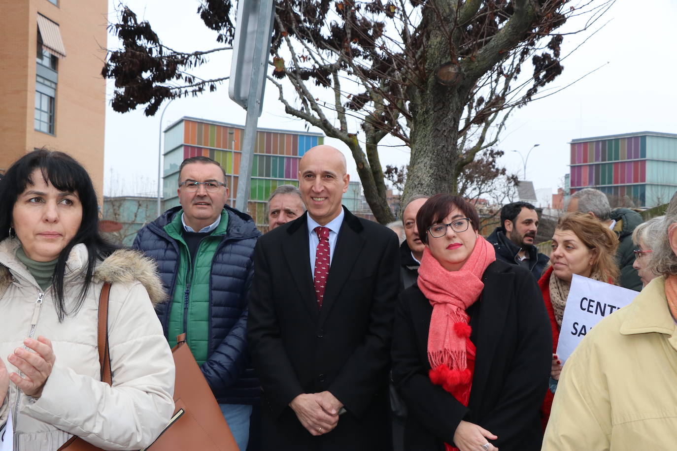 Medio centenar de personas, entre los que se encontraban políticos del PSOE y UPL se manifiestan frente a la gerencia territorial de salud para exigir un nuevo centro de salud en el barrio de Pinilla