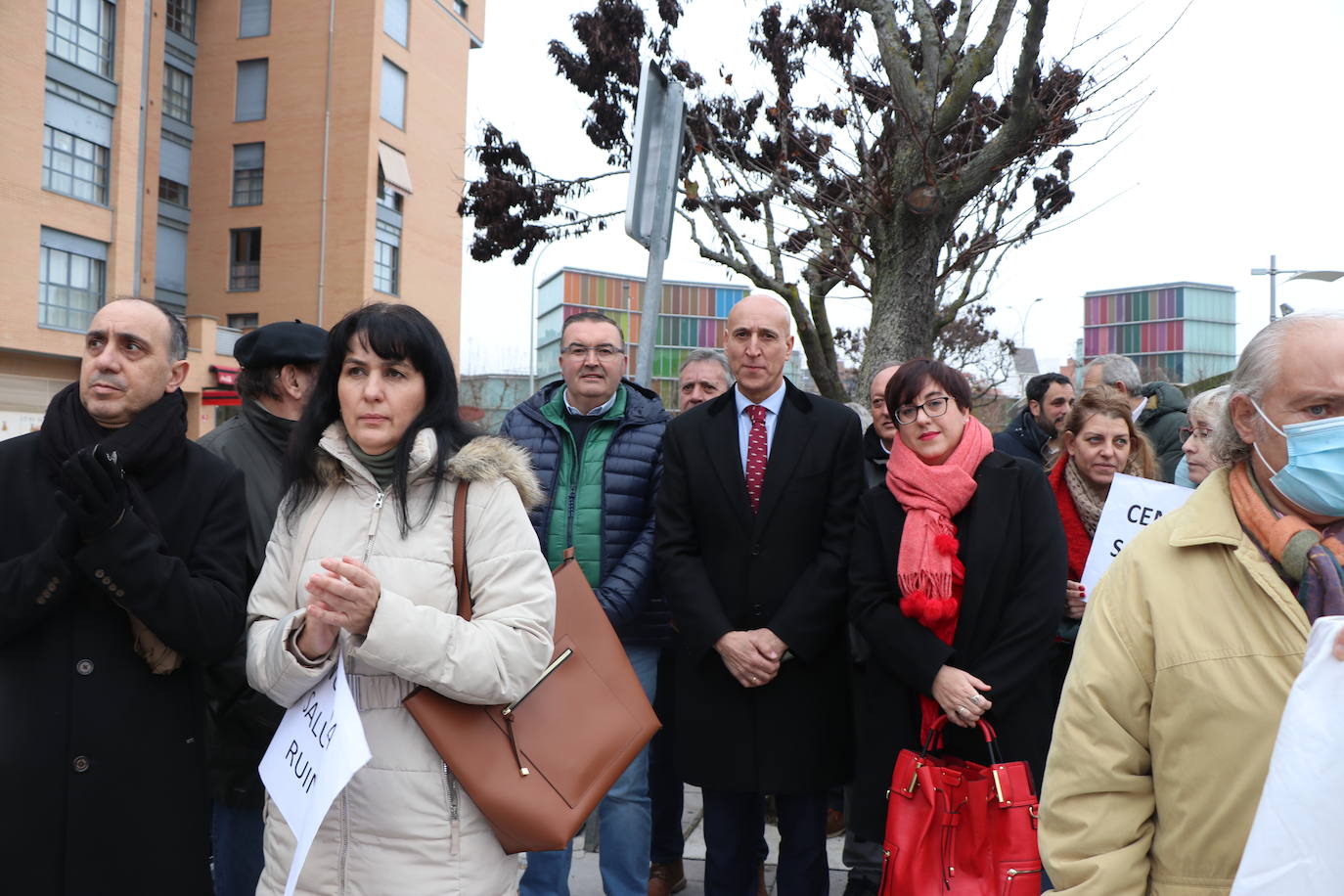 Medio centenar de personas, entre los que se encontraban políticos del PSOE y UPL se manifiestan frente a la gerencia territorial de salud para exigir un nuevo centro de salud en el barrio de Pinilla