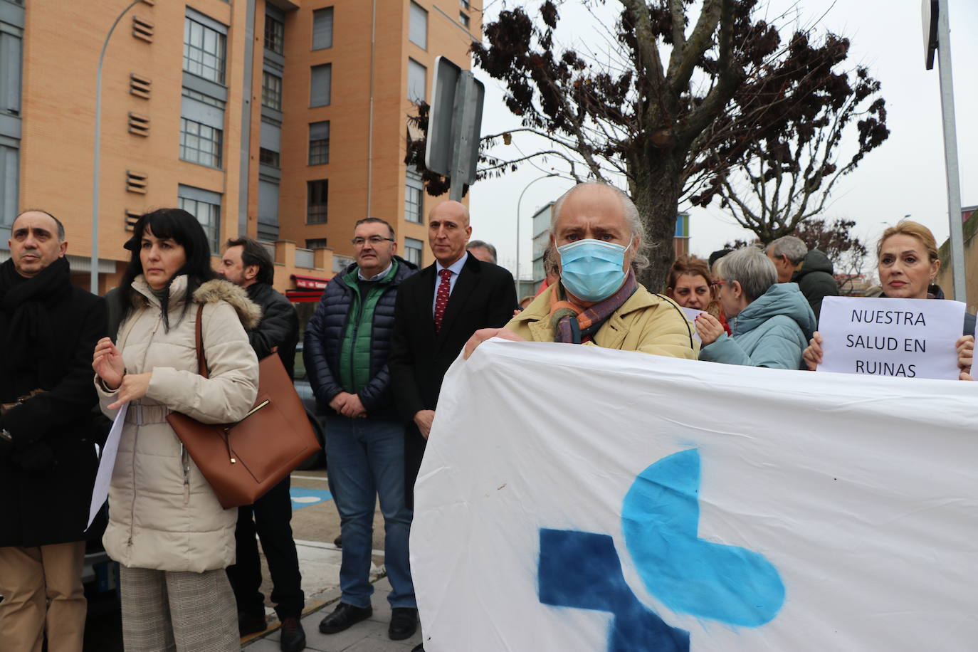 Medio centenar de personas, entre los que se encontraban políticos del PSOE y UPL se manifiestan frente a la gerencia territorial de salud para exigir un nuevo centro de salud en el barrio de Pinilla