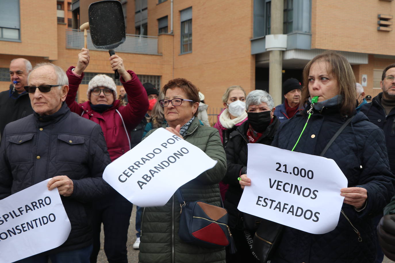 Medio centenar de personas, entre los que se encontraban políticos del PSOE y UPL se manifiestan frente a la gerencia territorial de salud para exigir un nuevo centro de salud en el barrio de Pinilla