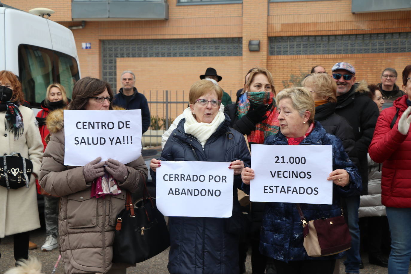 Medio centenar de personas, entre los que se encontraban políticos del PSOE y UPL se manifiestan frente a la gerencia territorial de salud para exigir un nuevo centro de salud en el barrio de Pinilla