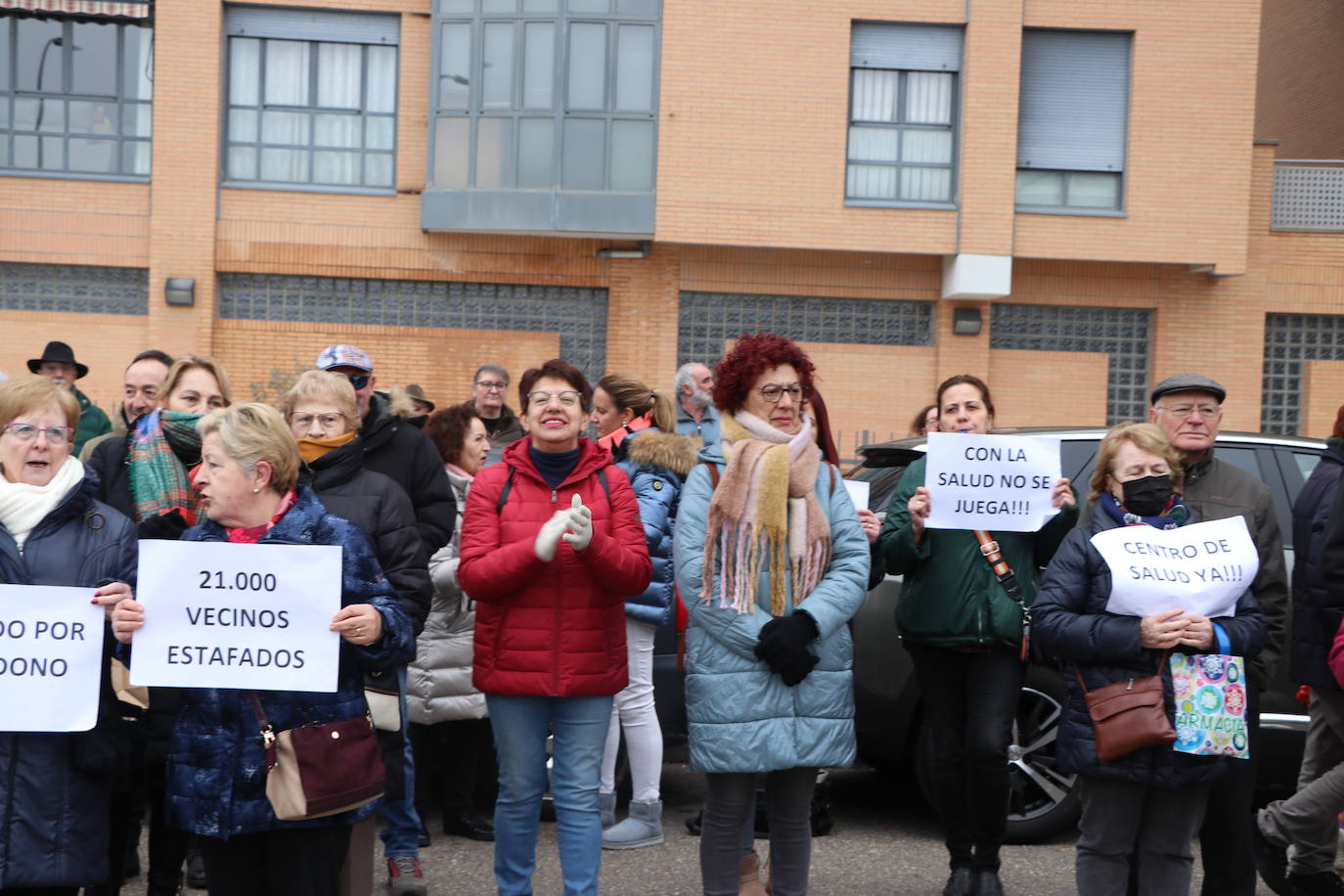 Medio centenar de personas, entre los que se encontraban políticos del PSOE y UPL se manifiestan frente a la gerencia territorial de salud para exigir un nuevo centro de salud en el barrio de Pinilla