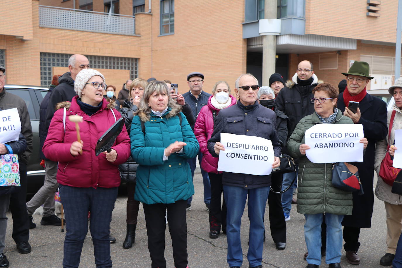 Medio centenar de personas, entre los que se encontraban políticos del PSOE y UPL se manifiestan frente a la gerencia territorial de salud para exigir un nuevo centro de salud en el barrio de Pinilla