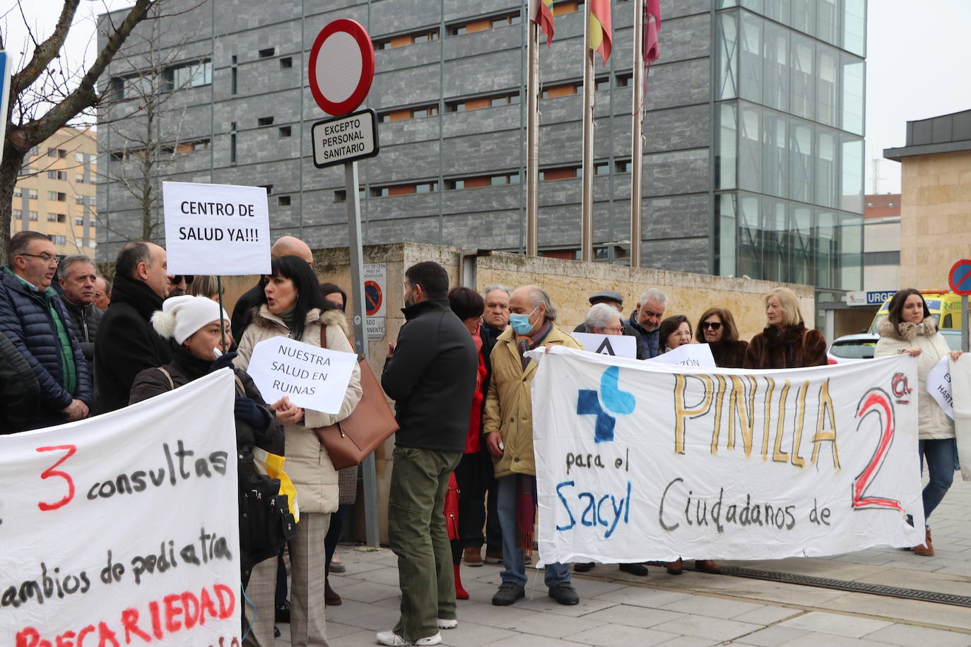 Medio centenar de personas, entre los que se encontraban políticos del PSOE y UPL se manifiestan frente a la gerencia territorial de salud para exigir un nuevo centro de salud en el barrio de Pinilla