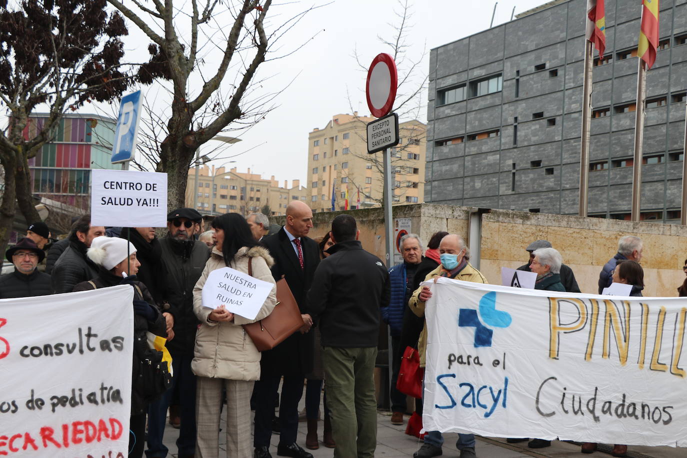 Medio centenar de personas, entre los que se encontraban políticos del PSOE y UPL se manifiestan frente a la gerencia territorial de salud para exigir un nuevo centro de salud en el barrio de Pinilla