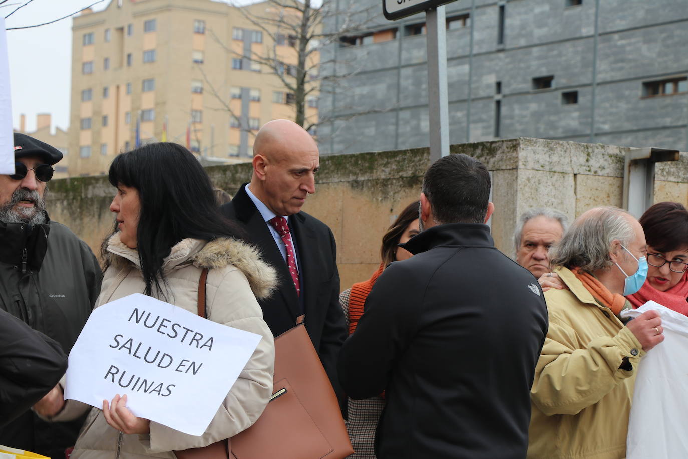 Medio centenar de personas, entre los que se encontraban políticos del PSOE y UPL se manifiestan frente a la gerencia territorial de salud para exigir un nuevo centro de salud en el barrio de Pinilla