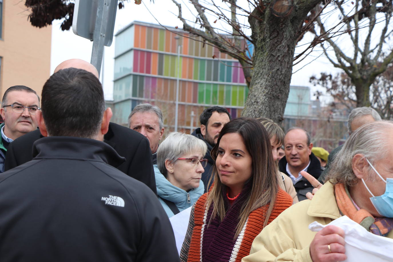 Medio centenar de personas, entre los que se encontraban políticos del PSOE y UPL se manifiestan frente a la gerencia territorial de salud para exigir un nuevo centro de salud en el barrio de Pinilla